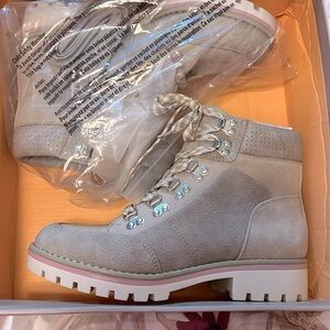 crown vintage tan/gray women’s boots